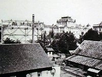 Stara plinara 1903. godine  Gradska uprava Zagreba pokrenula je inicijativu za izgradnju mreže gradske rasvjete i gradske plinare, pa je 1862. godine sklopljen ugovor između grada Zagreba i bavarskog poduzetnika Ludwiga Augusta Riedingera o uvođenju javne i privatne plinske rasvjete. U svrhu gradnje tvornice rasvjetnog plina Riedingeru je besplatno ustupljeno gradilište na uglu Kukovićeve (danas Hebrangove) i Gundulićeve ulice. Nakon proširenja tzv. 'Stara' plinara obuhvaćala je čitav prostor do Mažuranićeva trga i Žerjavićeve ulice. Stara je plinara zatvorena 22. travnja 1911. godine. 'Nova' je plinara na Radničkoj cesti puštena u rad 10. travnja 1911. godine.